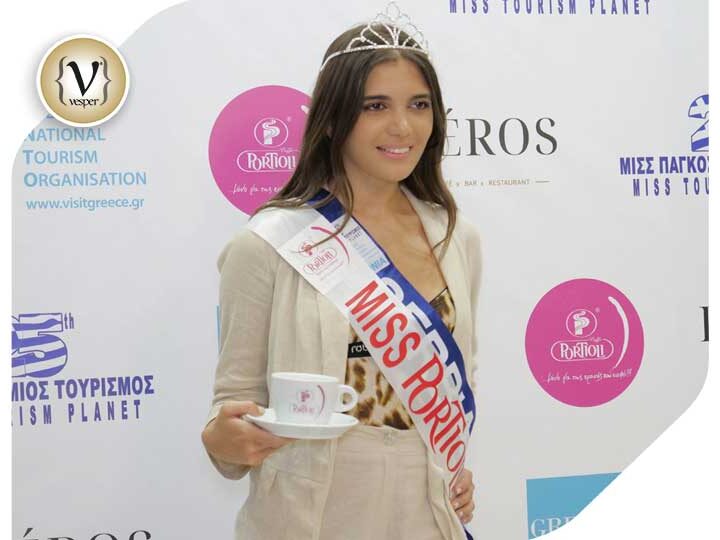 Σημείο συνάντησης το ιστορικό cafe «Peros» για τις καλλονές που συμμετέχουν στον 25ο Παγκόσμιο Διαγωνισμό Ομορφιάς και Τουρισμού